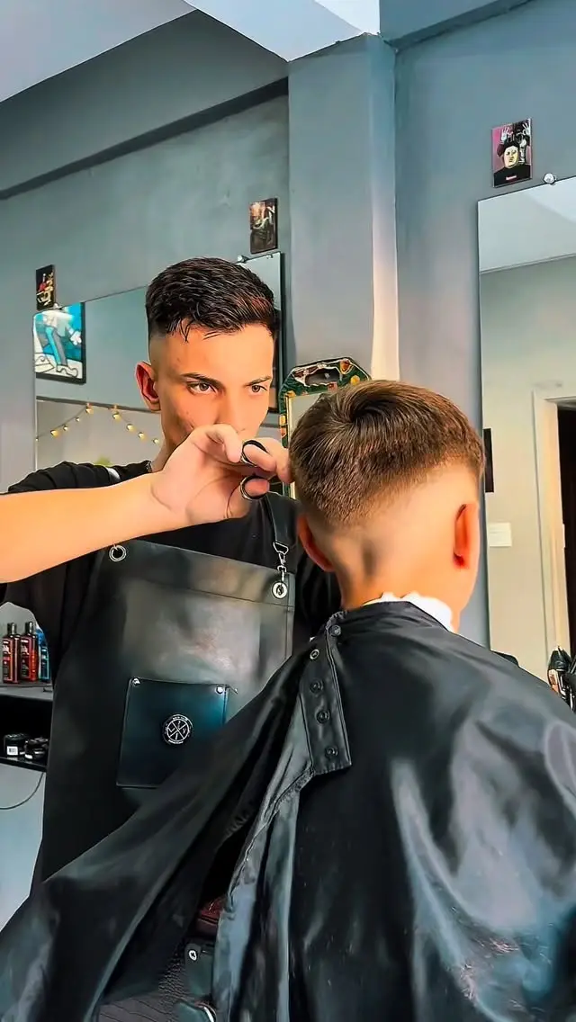 Corte masculino na tesoura com acabamento em degradê na Dom Elii Barbershop