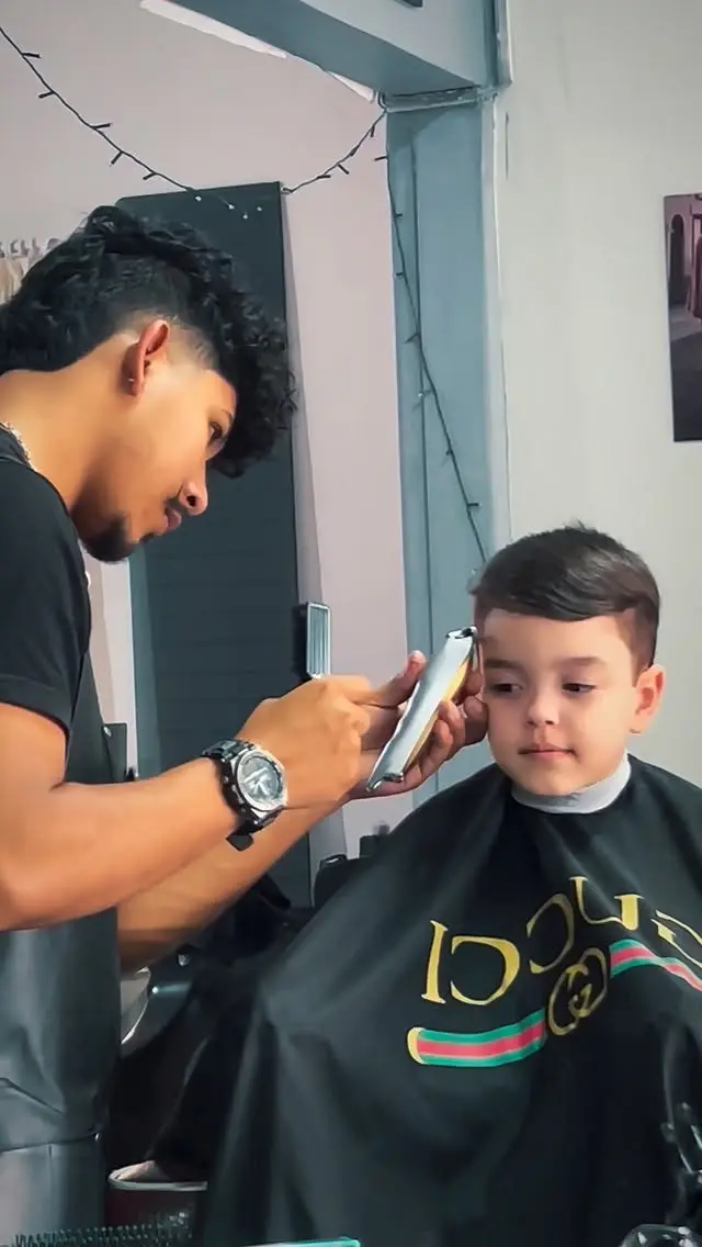 Corte de cabelo infantil feito na máquina na Dom Elii Barbershop, no Boa Vista