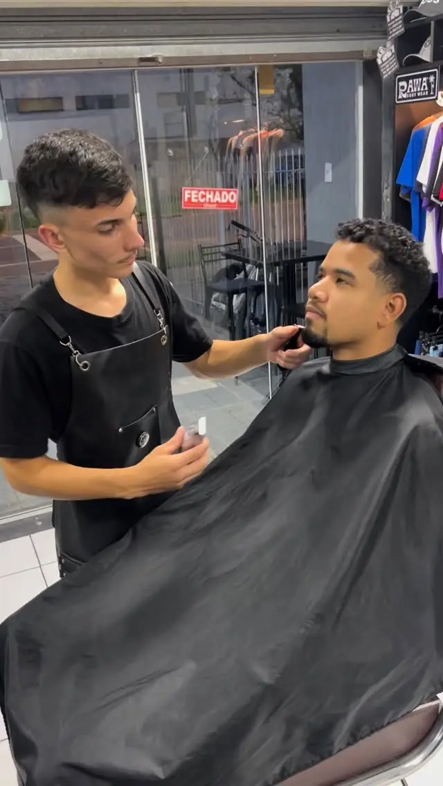 Acabamento de barba na Dom Elii Barbershop, com as roupas da Rawa Surf Wear ao fundo