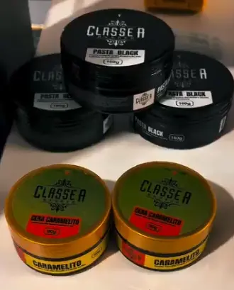 Produtos Classe A na prateleira da Dom Elii Barbershop