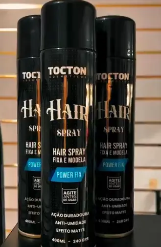Produtos Tocton Style expostos no balcão da barbearia