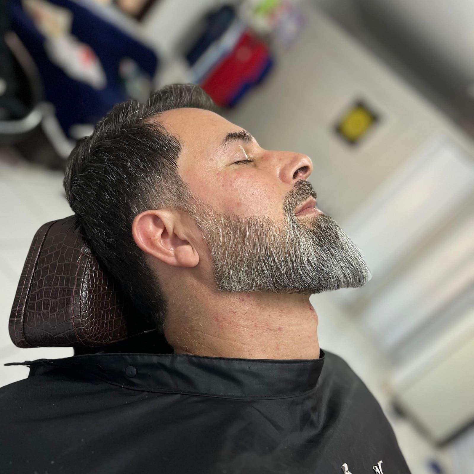 Barba sendo desenhada na navalha na Dom Elii Barbershop, em Curitiba