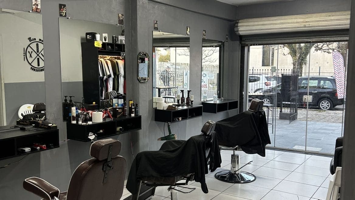 Cadeiras e estações de trabalho da Dom Elii Barbershop, no Boa Vista, em Curitiba
