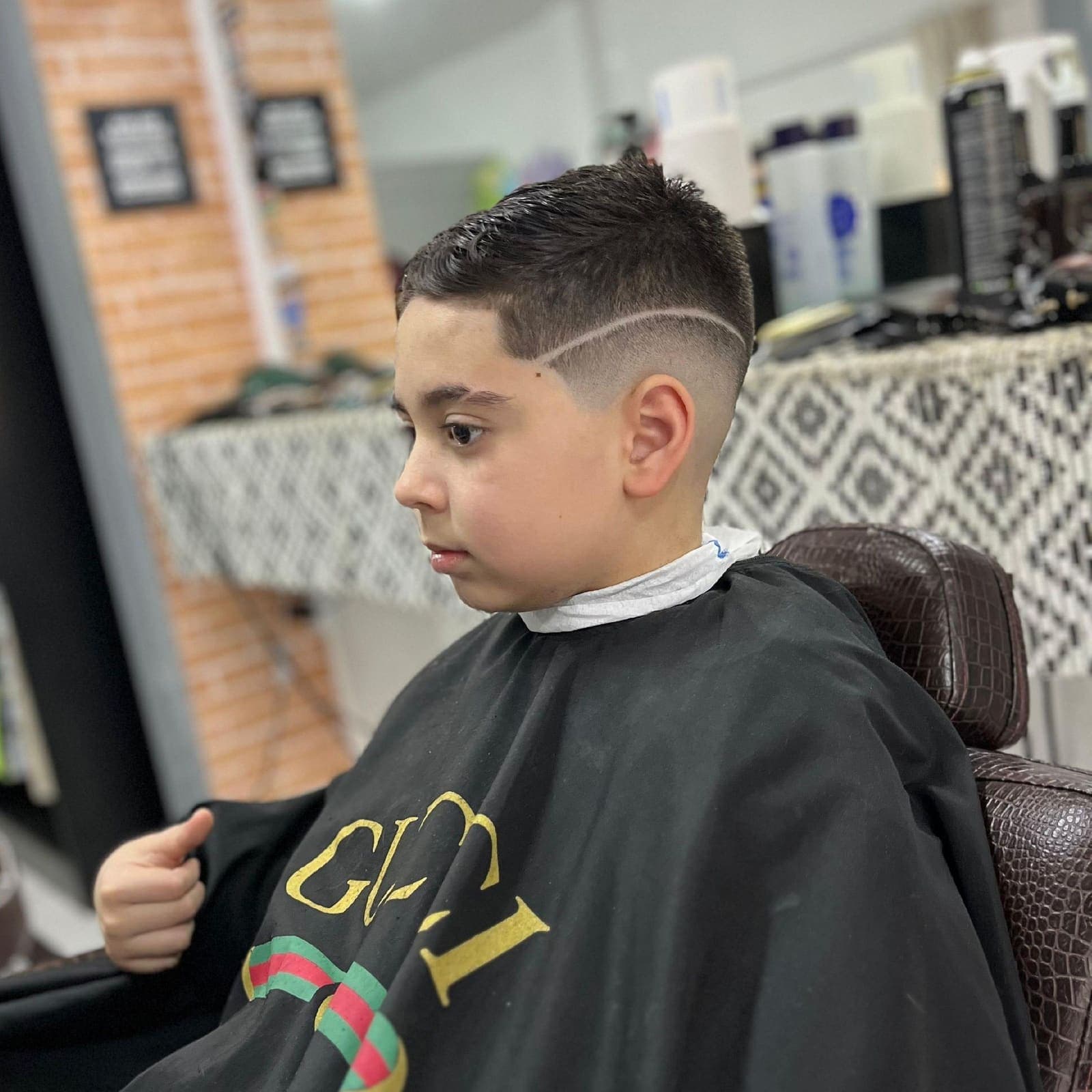 Corte masculino sendo finalizado na Dom Elii Barbershop, em Curitiba