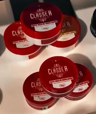 Pastas modeladoras Classe A à venda na Dom Elii Barbershop, em Curitiba